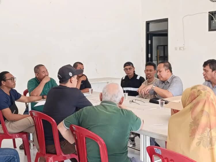 Warga korban banjir Komplek Taman Mangu Indah mengajukan uang ganti rugi. (EKO)