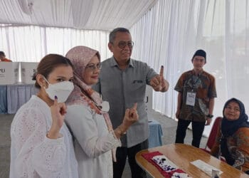 Nyoblos di TPS 13 Lengkong Karya, Benyamin Berharap Partisipasi Pemilih Capai 90 Persen