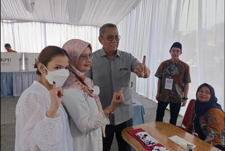 Nyoblos di TPS 13 Lengkong Karya, Benyamin Berharap Partisipasi Pemilih Capai 90 Persen