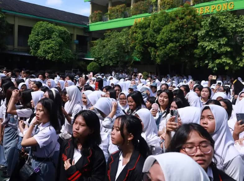 SMK Pustek Beri Penghargaan Guru Berprestasi