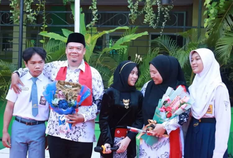 SMK Pustek Beri Penghargaan Guru Berprestasi