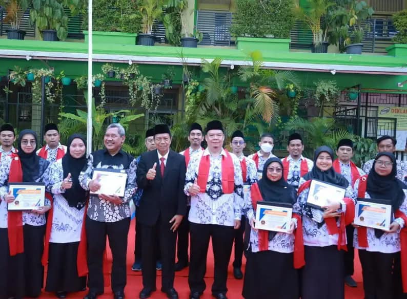 SMK Pustek Beri Penghargaan Guru Berprestasi