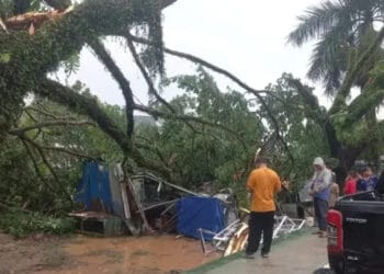 Hujan Angin Porak-porandakan Rumah di Lebak