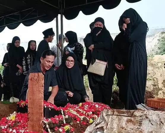 Tangis Ussy Sulistiawaty Pecah, Iringi Pemakaman Ibunda