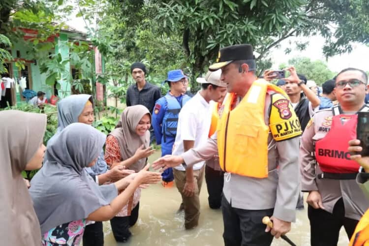 Kapolda Banten Brigadir Jenderal (Brigjen) Polisi Suyudi Ario Sero, terjun meninjau lokasi banjur di Kampung Timur, Kecamatan Pagelaran, Kabupaten Pandeglang. (ISTIMEWA)