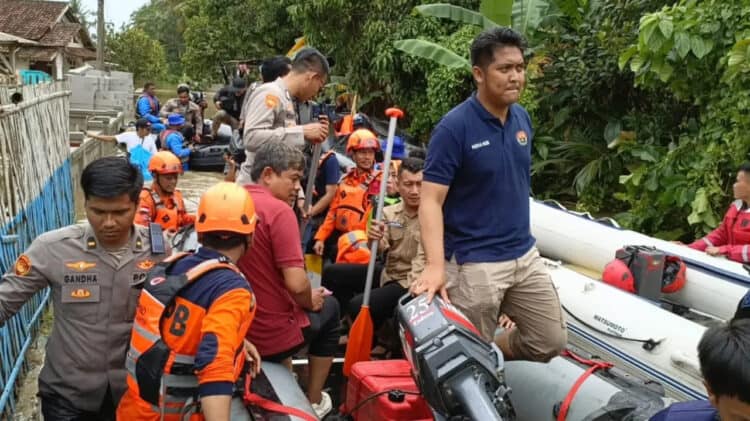 Petugas gabungan, mengevakuasi warga dilokasi banjir Kabupaten Pandeglang, beberapa waktu lalu. (ISTIMEWA)