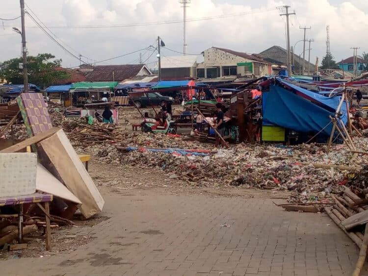 Sampah menumpuk dikawasan Teluk Batako, Desa Teluk, Kecamatan Labuan. (ISTIMEWA)