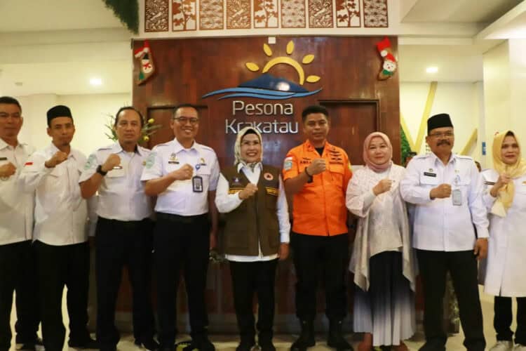 Ketua PHRI Kabupaten Serang, foto bersama sesaat usai menggelar rapat koordinasi, persiapan menyambut wisatawan saat libur Nataru, belum lama ini di hotel pesona Krakatau. (ISTIMEWA)