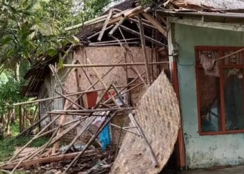 Rumah warga Kecamatan Cikeusik, Kabupaten Pandeglang, ambruk akibat diterjang angin kencang, Rabu (11/12/2024). (ISTIMEWA)