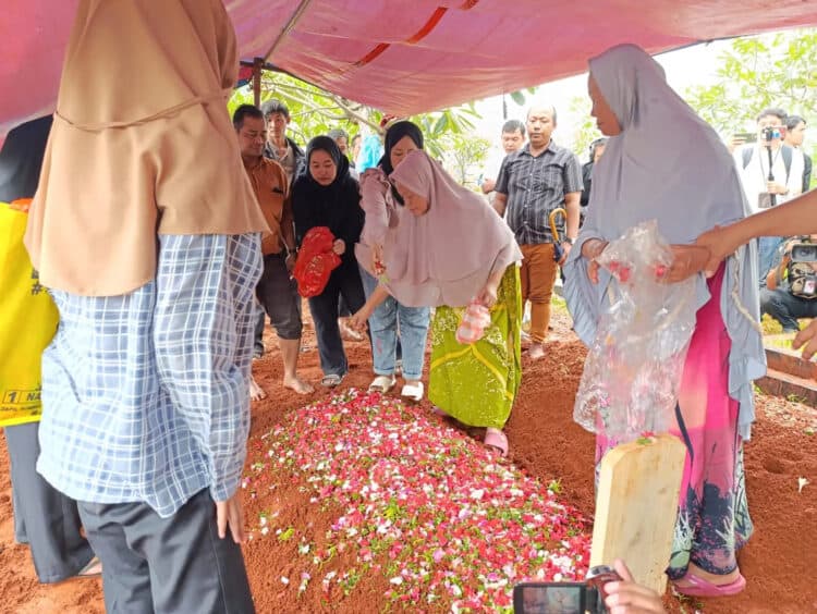 Ibu dan Anak Tewas di Ciputat Timur Dimakamkan Dalam Satu Liang Lahat
