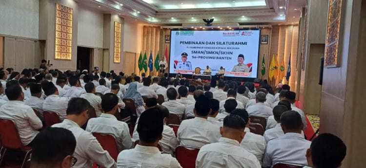 Penjabat (Pj) Gubernur Banten A Damenta melakukan silaturahmi bersama ratusan Kepala Sekolah (Kepsek) tingkat SMAN/SMKN dan SKhN di Pendopo Gubernur Banten, KP3B, Kota Serang, Jumat (27/12/2024). (ISTIMEWA)