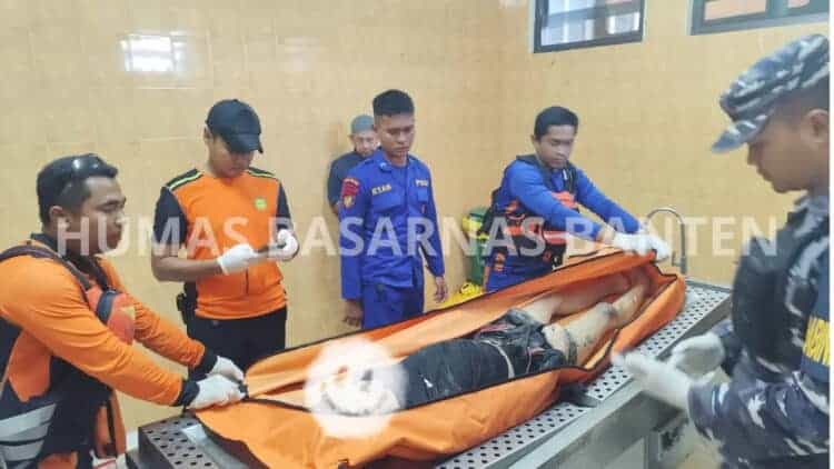 Korban tenggelam ditemukan tim SAR gabungan, dalam keadaan tak bernyawa. (ISTIMEWA)