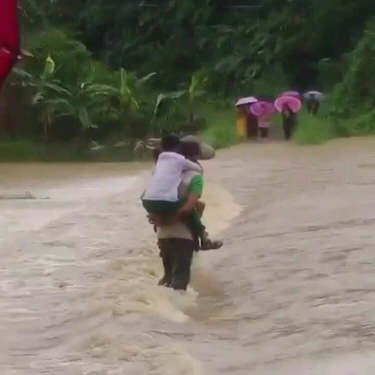 Sambil Gendong Anak, Warga di Lebak Nekat Terobos Banjir