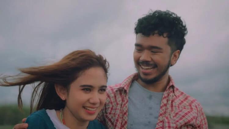 Lirik Lagu Apakah Kita Hanya Bercanda? – Tissa Biani