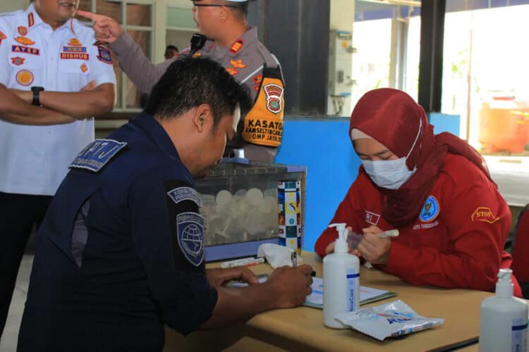 Jelang Nataru, Sopir dan Kernet Bus Dites Urine di Terminal Pondok Cabe