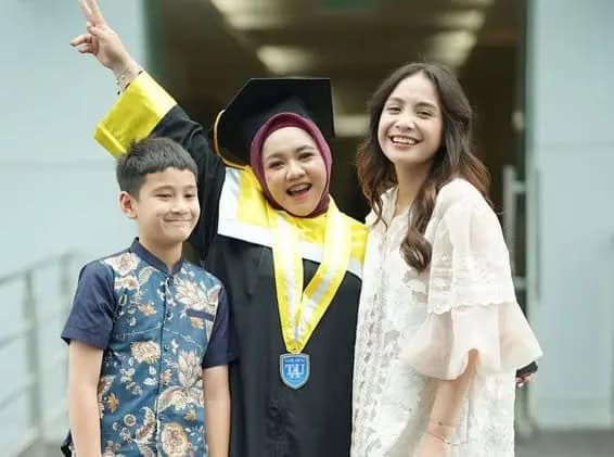 Pengasuh Rafathar Lulus S1, Nagita Slavina Hadiri Acara Wisuda