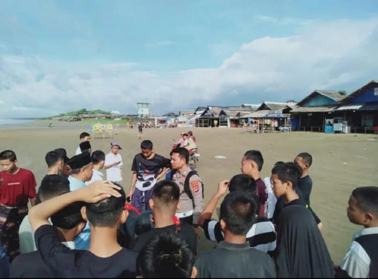 Santri Asal Kabupaten Tangerang Hilang Terseret Pantai Bagedur Lebak