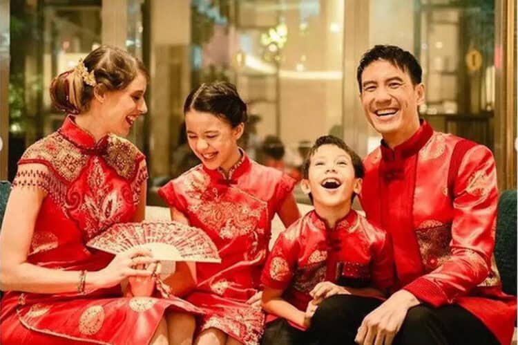 Momen Bahagia Daniel Mananta Rayakan Imlek Bersama Keluarga