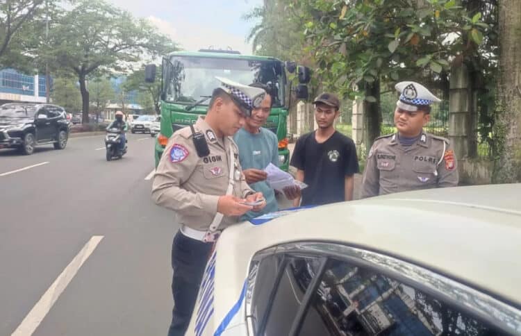 Langgar Jam Operasional, Truk Sumbu 3 Ditilang Satlantas Polres Tangsel