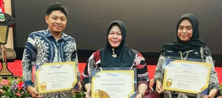 Dirut Perumdam Tirta Berkah Pandeglang, Euis Yuningsih (tengah), menerima piagam penghargaan. (ISTIMEWA)