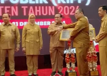Dinas Kesehatan (Dinkes) Kabupaten Serang, diganjar penghargaan Kategori Perangkat Daerah Kabupaten/Kota Terinovatif, pada Penganugerahan Kompetisi Inovasi Pelayanan Publik atau KIPP Provinsi Banten Tahun 2024, yang diselenggarakan USAID Erat. (ISTIMEWA