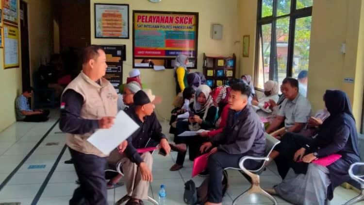 Sejumlah honorer di lingkungan Pemkab Pandeglang, antre membuat SKCK di Mapolres Pandeglang, Senin (6/1/2025). (ADIB FAHRIE/SATELITNEWS.COM)
