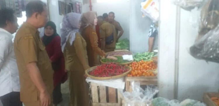 Petugas Diskoumperindag Kabupaten Serang, tengah melakukan monitoring ke Pasar Baros, Selasa (7/1/2025). (SIDIK/SATELITNEWS.COM)