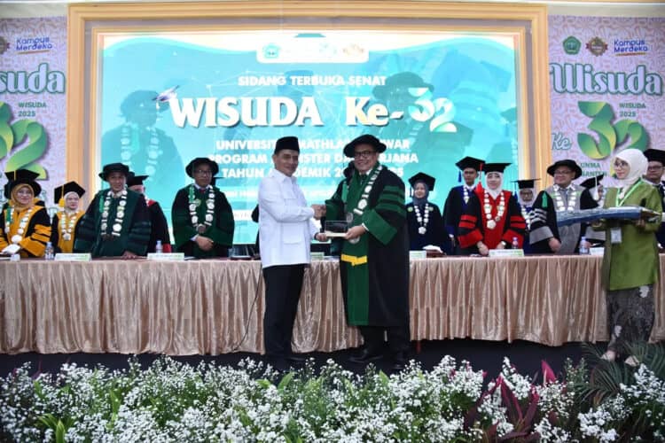 Wakil Menteri (wamen) Agama Republik Indonesia H. Raden Muhammad Syafii (kiri berdiri depan), menerima plakat di acara wisuda di UNMA Banten, Selasa (7/1/2025). (ISTIMEWA)