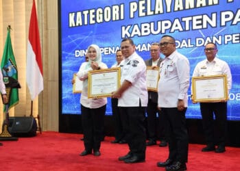 Mengawali tahun 2025, Kantor Wilayah (Kanwil) Kementerian Hukum dan Hak Asasi Manusia (Kumham) Provinsi Banten, menebar sejumlah penghargaan kepada seluruh Kepala Daerah (Kada) di Provinsi Banten. (LUTHFI/SATELITNEWS.COM)