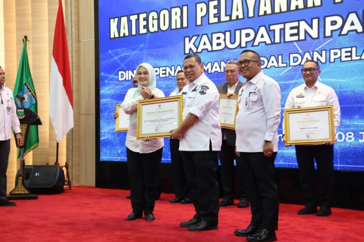 Mengawali tahun 2025, Kantor Wilayah (Kanwil) Kementerian Hukum dan Hak Asasi Manusia (Kumham) Provinsi Banten, menebar sejumlah penghargaan kepada seluruh Kepala Daerah (Kada) di Provinsi Banten. (LUTHFI/SATELITNEWS.COM)
