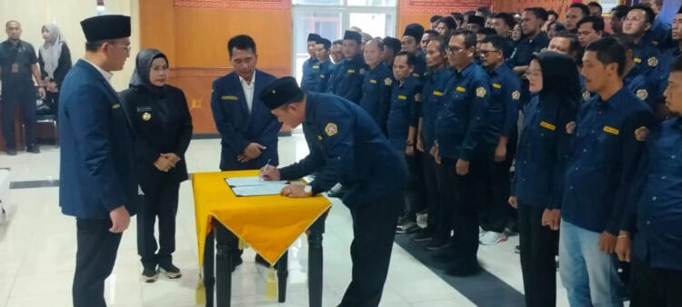 Ketua dan jajaran pengurus Karang Taruna Kabupaten Serang, Periode 2024-2029 dikukuhkan, Jumat (10/1/2025). (ISTIMEWA)