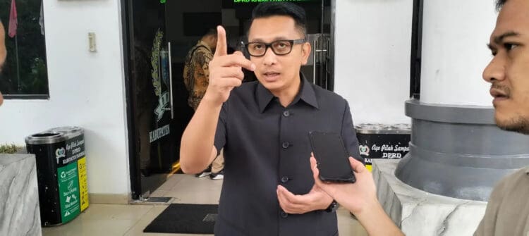Wakil Bupati Pandeglang, Tanto Warsono Arban, beri pernyataan. (ADIB FAHRIE/SATELITNEWS.COM)