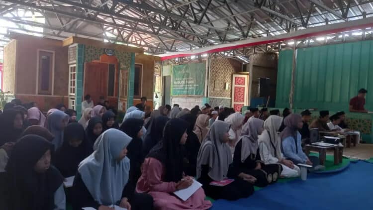 Para santri Pondok Pesantren Huffadz Manbaul Quran, mendengarkan ceramah keagamaan. (ISTIMEWA)