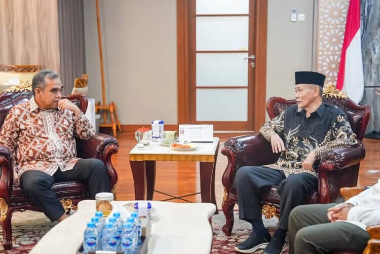 Ketua MPR RI Ahmad Muzani (kiri), berbincang dengan Ketua Umum PBMA, Embay Mulya Syarief. (ISTIMEWA)