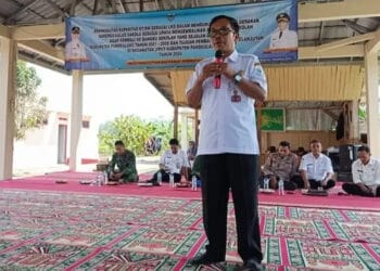 Kepala DPMPD Muslim Taufik menyampaikan arahan kepada para perangkat desa, beberapa waktu lalu. (ISTIMEWA)