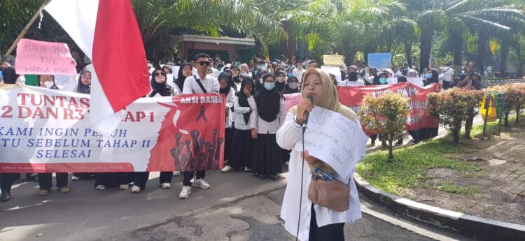 Puluhan guru honorer Provinsi Banten, yang terdaftar dalam database Badan Kepegawaian Negara (BKN) atau R3, menuntut Pj Gubernur Banten bisa berlaku adil dalam menentukan nasib para guru, yang mengikuti tes P3K namun tidak mendapatkan formasi. Tuntutan itu disampaikan dalam aksi demonstrasi, yang disampaikan di depan kantor Gubernur Banten, KP3B, Kota Serang, Jumat (31/1/2025). (LUTHFI/SATELITNEWS.COM)