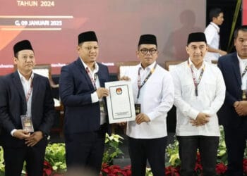 Andra-Dimyati menerima surat keputusan penetapan sebagai Gubernur – Wakil Gubernur Banten terpilih. (ISTIMEWA)