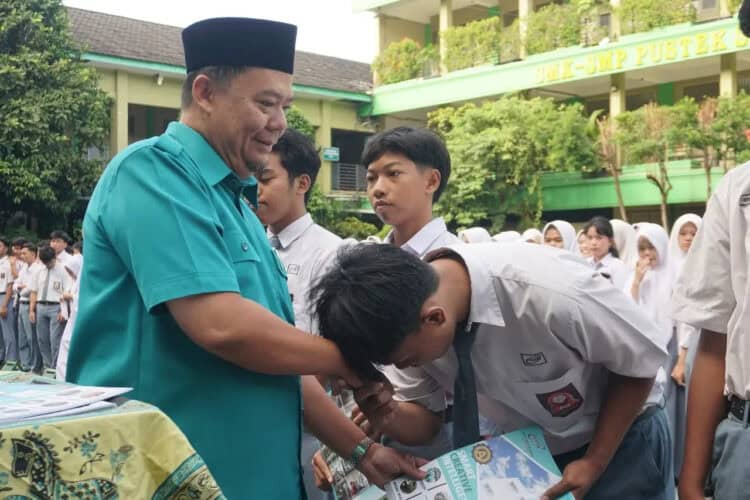 SMK Pustek Berikan Beasiswa Kepada Siswa Berprestasi