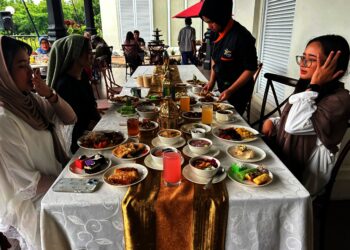 MENU BERBUKA PUASA: Beragam sajian menu buka puasa ditampilkan dan dinikmati para pengunjung saat launching menu Iftar Buffet 2025: A Feast of Blessings di The Springs Club - Summarecon Serpong, di kawasan Gading Serpong, Kabupaten Tangerang, Sabtu (1/2/2025). (ADITYA/SATELIT NEWS)
