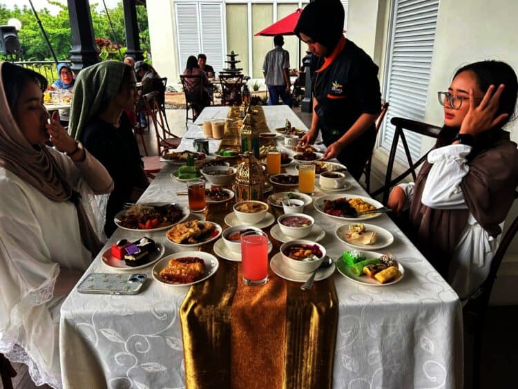 MENU BERBUKA PUASA: Beragam sajian menu buka puasa ditampilkan dan dinikmati para pengunjung saat launching menu Iftar Buffet 2025: A Feast of Blessings di The Springs Club - Summarecon Serpong, di kawasan Gading Serpong, Kabupaten Tangerang, Sabtu (1/2/2025). (ADITYA/SATELIT NEWS)