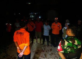 Tim SAR gabungan, sesaat sebelum melakukan pencarian korban tenggelam di Sungai Cibanten, Sabtu (2/1/2025). (ISTIMEWA)