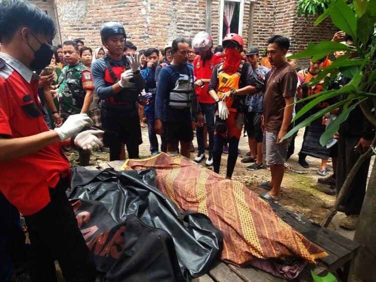 Jasad Fadli, korban tenggelam di Sungai Cibanten, ditemukan oleh tim SAR gabungan dalam keadaan tak bernyawa, Minggu (2/2/2025). (ISTIMEWA)