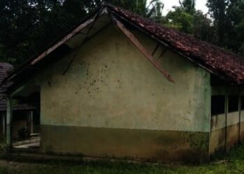 Bangunan KBM SDN Pasirtenjo 4, Kecamatan Sindangresmi, Kabupaten Pandeglang, tampak tidak layak dan butuh perbaikan. (ISTIMEWA)
