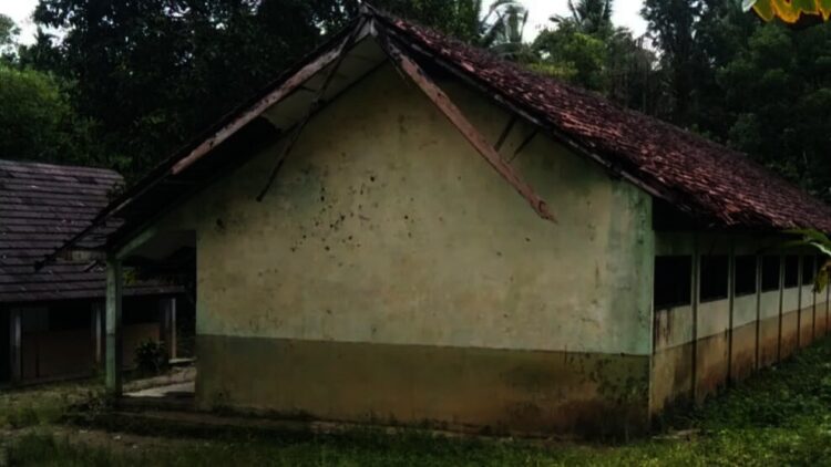 Bangunan KBM SDN Pasirtenjo 4, Kecamatan Sindangresmi, Kabupaten Pandeglang, tampak tidak layak dan butuh perbaikan. (ISTIMEWA)