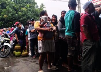 Warga Jurangmangu Barat Rela Antre Dua Hari Untuk Dapatkan 1 Gas Melon