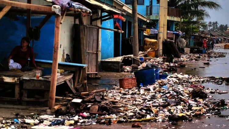 Sampah menumpuk di kawasan Teluk, Kecamatan Labuan, Kabupaten Pandeglang, sehingga menyebabkan kawasan tersebut kumuh dan bau. (DOKUMEN/SATELITNEWS.COM)