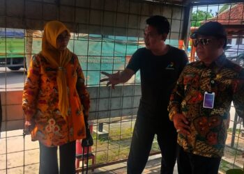 Wakil Ketua Dewan Perwakilan Rakyat Daerah (DPRD) Kabupaten Serang, Abdul Gofur, didampingi pegawai Dinas Koperasi, UMKM, Perindustrian dan Perdagangan (Diskoumperindag) Kabupaten Serang, melakukan inspeksi mendadak (Sidak) ketersediaan LPG 3 Kilogram di pangkalan, yang ada di wilayah Serang Utara dan Serang Timur, Kamis (6/2/2025). (SIDIK/SATELITNEWS.COM)