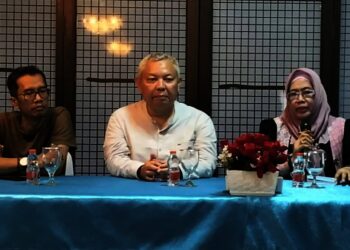 Asda II Bidang Ekbang Pemkab Pandeglang, Nuriah (kanan), didampingi Asda III Pemkab Pandeglang, Kurnia dan Direktur PD PBMA, Jenal Huri, menyampaikan penjelasan tentang kerjasama pengelolaan sampah dengan Pemkab Serang, Jumat (7/2/2025). (ADIB FAHRIE/SATELITNEWS.COM)