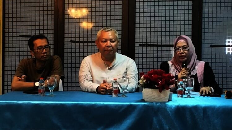 Asda II Bidang Ekbang Pemkab Pandeglang, Nuriah (kanan), didampingi Asda III Pemkab Pandeglang, Kurnia dan Direktur PD PBMA, Jenal Huri, menyampaikan penjelasan tentang kerjasama pengelolaan sampah dengan Pemkab Serang, Jumat (7/2/2025). (ADIB FAHRIE/SATELITNEWS.COM)