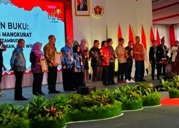Benyamin Davnie dan Zaki Iskandar Terima Pin Emas PWI